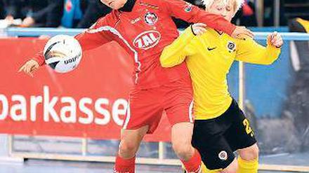 Beste Spielerin. Yuki Nagasato (l.) gegen Aneta Malinova (Prag).