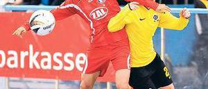 Beste Spielerin. Yuki Nagasato (l.) gegen Aneta Malinova (Prag).