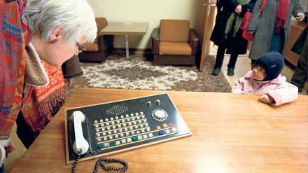 Der heiße Draht. Das Büro und Vorzimmer des ehemaligen Ministers für Staatssicherheit der früheren DDR, Erich Mielke, stand im Zentrum des Besucherinteresses.