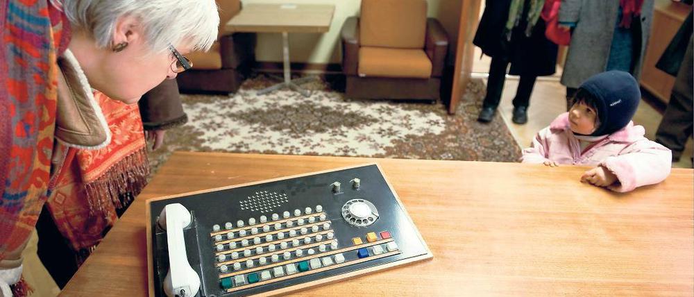 Der heiße Draht. Das Büro und Vorzimmer des ehemaligen Ministers für Staatssicherheit der früheren DDR, Erich Mielke, stand im Zentrum des Besucherinteresses.