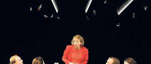 Schlimmer als die Kleinen sind oftmals die Großen. Das muss die Lehrerin Sabine Müller (Anna Böttcher, stehend) in „Frau Müller muss weg“ schmerzlich erfahren.