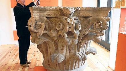 Imposante Reste vom gesprengten Gotteshaus. Ein Kapitell aus der Garnisonkirche in der aktuellen Ausstellung.