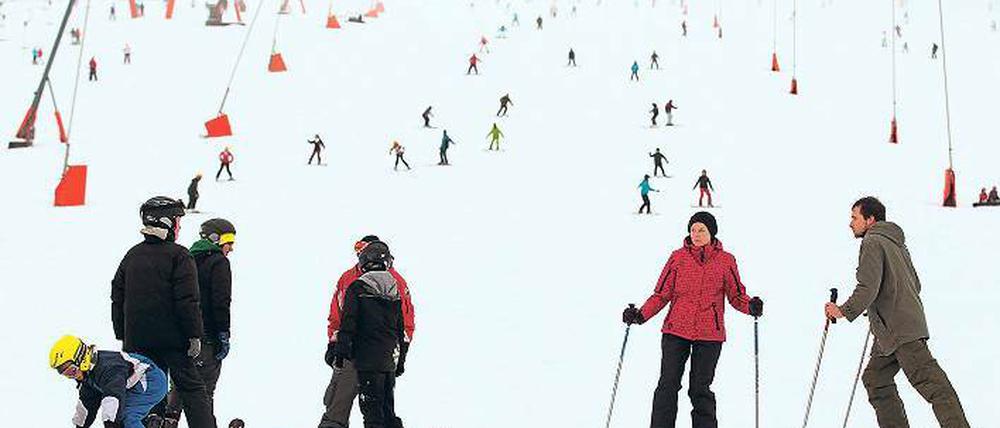 „Schlechteste Saison seit Jahren.“ Ski- und Snowboardfahrer am Fichtelberg in Oberwiesenthal.