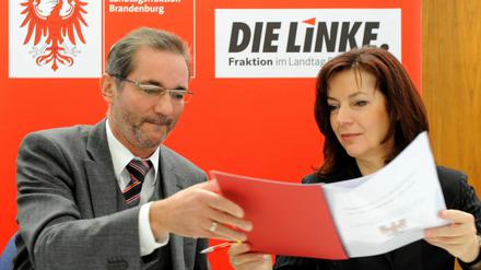 Vollzug. Matthias Platzeck (SPD) und Kerstin Kaiser (Linke) unterzeichneten 2009 den Koalitionsvertrag für Rot-Rot.