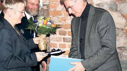 Ausgezeichnet im Ehrenamt: Der Falkner Falk Witt (r.) aus Körzin.