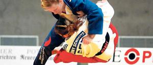 Gute Chancen. Claudia Ahrens – hier in blauer Kampfkleidung gegen Jennifer Schmitz vom TSV Bayer 04 Leverkusen – rechnet sich bei den Deutschen Meisterschaften einen vorderen Platz aus.