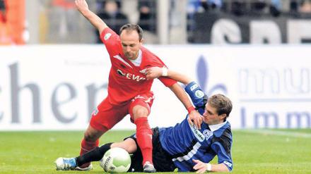 Vorfreude auf Hansa. Sergej Evljuskin (links), hier im Drittliga-Duell mit dem Ex-Nulldreier und jetzigen Bielefelder Tom Schütz, will mit dem SV Babelsberg 03 morgen gegen den Zweitligisten Selbstvertrauen für die weitere Saison tanken.