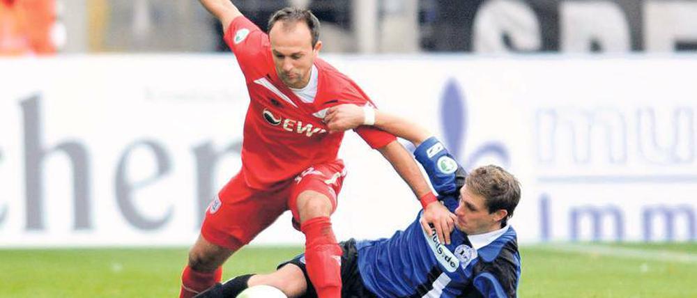 Vorfreude auf Hansa. Sergej Evljuskin (links), hier im Drittliga-Duell mit dem Ex-Nulldreier und jetzigen Bielefelder Tom Schütz, will mit dem SV Babelsberg 03 morgen gegen den Zweitligisten Selbstvertrauen für die weitere Saison tanken.