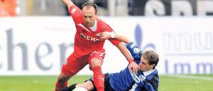 Vorfreude auf Hansa. Sergej Evljuskin (links), hier im Drittliga-Duell mit dem Ex-Nulldreier und jetzigen Bielefelder Tom Schütz, will mit dem SV Babelsberg 03 morgen gegen den Zweitligisten Selbstvertrauen für die weitere Saison tanken.
