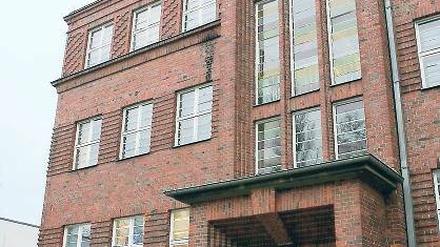 Zu klein und unsaniert: Der Backsteinbau in der Heinrich-Mann-Allee.