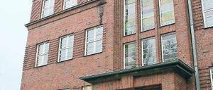 Zu klein und unsaniert: Der Backsteinbau in der Heinrich-Mann-Allee.