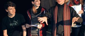 „Strumpfhosen-Gründer“ Frank Gruenert (2. v. r.) gibt seinen jungen Darstellern Regieanweisungen.