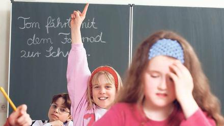 Verzerrte Notengebung. Kinder von besser gestellten Eltern erhalten bessere Noten als ihre Mitschüler aus sozial schwachen Familien. Bildungsforscher fordern daher standardisierte Leistungstests.