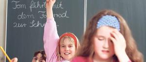 Verzerrte Notengebung. Kinder von besser gestellten Eltern erhalten bessere Noten als ihre Mitschüler aus sozial schwachen Familien. Bildungsforscher fordern daher standardisierte Leistungstests.