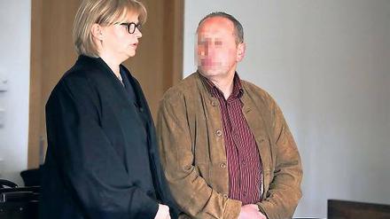 Geständig: Müllpate Bernd R. mit seiner Verteidigerin Heide Sandkuhl.