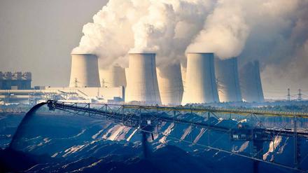 Konflikt-Rohstoff. Der Abbau und die Verstromung von Braunkohle im Land Brandenburg durch Vattenfall wie in Jänschwalde (Spree-Neiße) steht den Klimaschutzzielen der rot-roten Landesregierung im Weg. Längst spaltet das Thema das Kabinett.