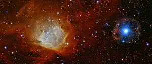 Die Abbildung zeigt den Pulsar SXP 1062 als helles weißes Objekt auf der rechten Seite des Bildes, umgeben von einem diffusen blauen Fleck inmitten einer zarten ringförmigen rötlichen Schale, dem Überrest der Supernova-Explosion. Auf der linken Seite sieht man das spektakuläre Sternentstehungsgebiet NGC 602. Es gehört ebenso wie der Pulsar zur Kleinen Magellanschen Wolke, einer Nachbargalaxie unserer Milchstraße. Die Abbildung ist eine Falschfarben-Kombination aus sichtbarem Licht (rot, gelb) und Röntgenstrahlung (blau, weiß).