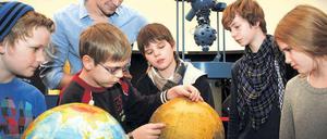 Erklärungen am Mondglobus. Der Astro-Klub in Aktion: Max-Leon, Aaron, Tilmann, Kilian und Felicia (v.l.n.r.) mit ihrem Klub-Leiter Simon Plate im Kuppelraum des Urania-Planetariums.