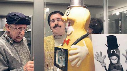 Macher mit Maskottchen: Bernd Maywald (li.) und Manfred Stock, Regisseure von Filmbeiträgen für „Tele-Lotto“, kamen am Montag zur Ausstellungseröffnung.
