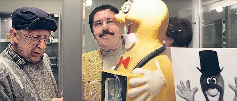 Macher mit Maskottchen: Bernd Maywald (li.) und Manfred Stock, Regisseure von Filmbeiträgen für „Tele-Lotto“, kamen am Montag zur Ausstellungseröffnung.