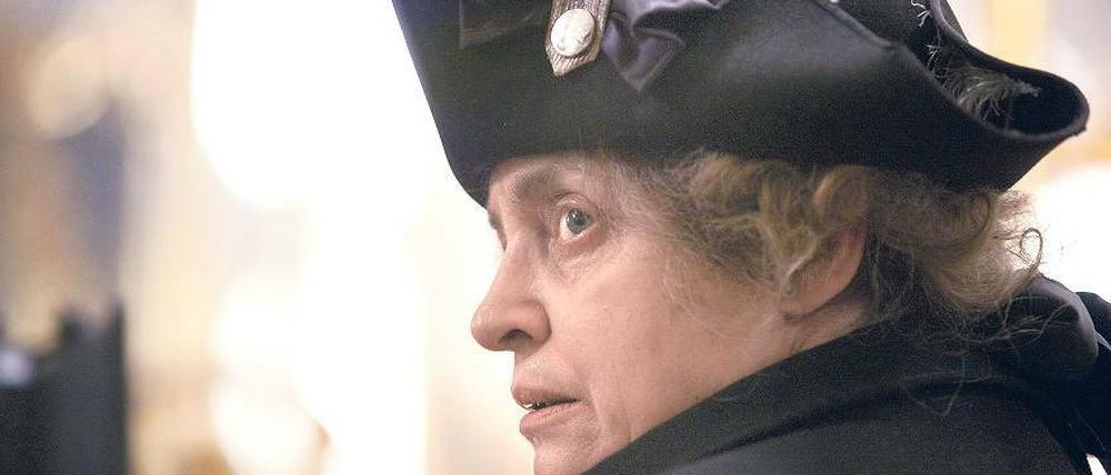 Welche verbale Gemeinheit heckt er wohl nun schon wieder aus? Katharina Thalbach als der Alte Fritz.