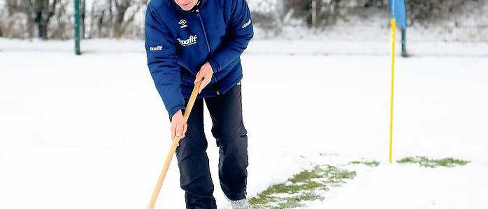 Ein Mann für alle Fälle. Trainer Dietmar Demuth vorm Spiel in Auerbach.