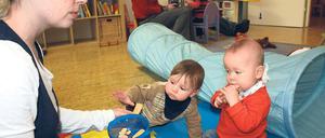 Lennert und Magnus feierten den neuen Standort des Eltern-Kind-Zentrums gestern mit Keksen.