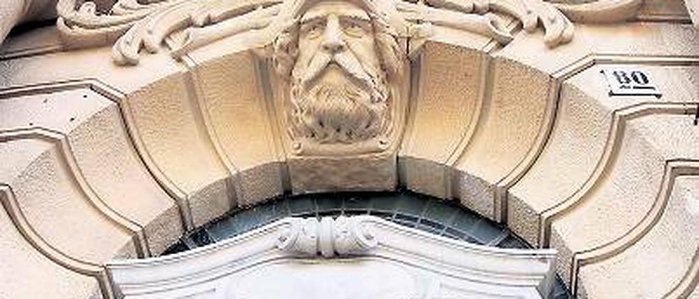 Wachsamer Blick. Eingang des Stadthauses an der Friedrich-Ebert-Straße. 2100 Menschen arbeiten in der Verwaltung – sie sollen und wollen besser geführt werden.