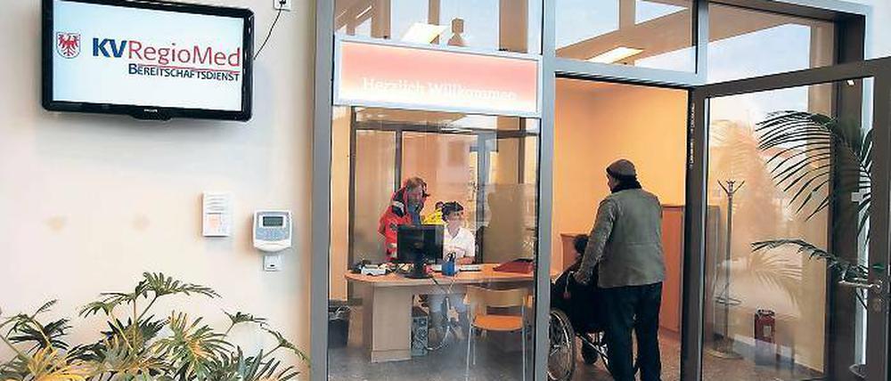 Offene Türen, wenn andere Praxen geschlossen haben. Eingang zur neuen Bereitschaftspraxis im Neubau des St.-Josefs-Krankenhauses.