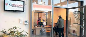 Offene Türen, wenn andere Praxen geschlossen haben. Eingang zur neuen Bereitschaftspraxis im Neubau des St.-Josefs-Krankenhauses.