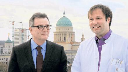 Aufgestiegen. Professor Hubertus Wenisch (l.) stellte gestern mit Dr. Michael Oppert (r.) den frisch berufenen Chefarzt der Notaufnahme des Bergmann-Klinikums vor – hoch über den Dächern der Stadt auf der Landeplattform für Rettungshubschrauber.