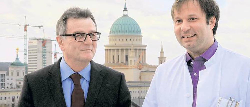 Aufgestiegen. Professor Hubertus Wenisch (l.) stellte gestern mit Dr. Michael Oppert (r.) den frisch berufenen Chefarzt der Notaufnahme des Bergmann-Klinikums vor – hoch über den Dächern der Stadt auf der Landeplattform für Rettungshubschrauber.