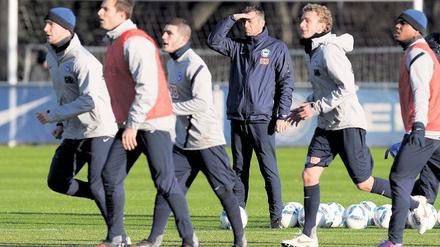 Erst mal einen Überblick verschaffen. Michael Skibbe hat seinen Dienst bei Hertha angetreten.
