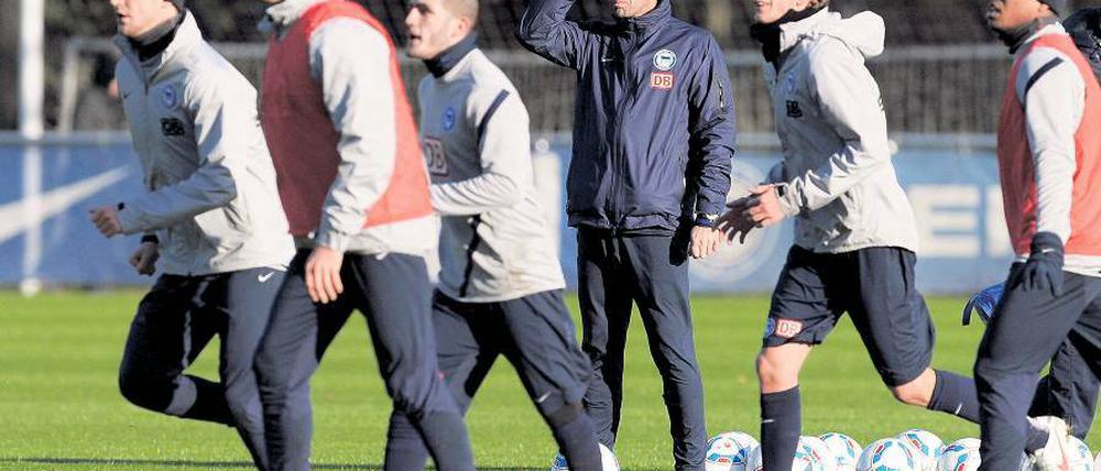 Erst mal einen Überblick verschaffen. Michael Skibbe hat seinen Dienst bei Hertha angetreten.