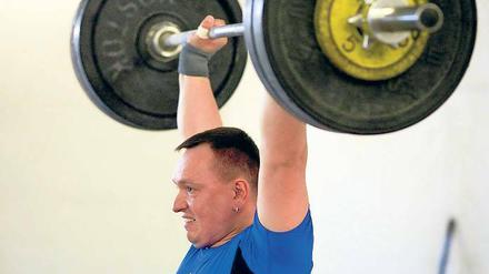 Zuversichtlich. AC-Trainer Andreas Anker stemmt auch selbst noch das Eisen.