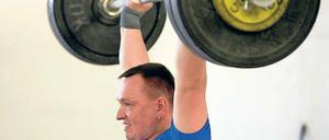 Zuversichtlich. AC-Trainer Andreas Anker stemmt auch selbst noch das Eisen.