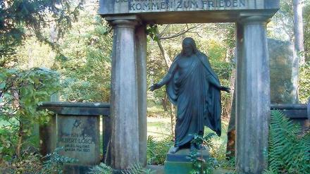 Mit Freimaurer-Symbol. Der Grabstein des Seifenhändlers Albert Lösch.