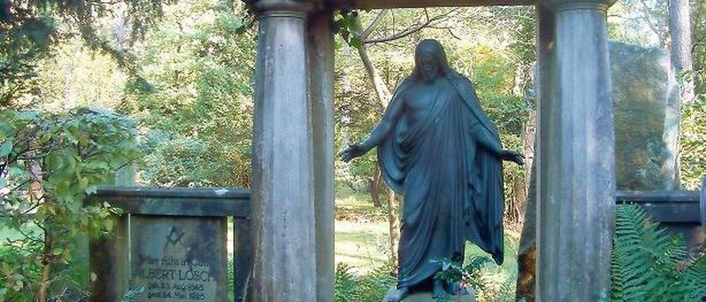 Mit Freimaurer-Symbol. Der Grabstein des Seifenhändlers Albert Lösch.