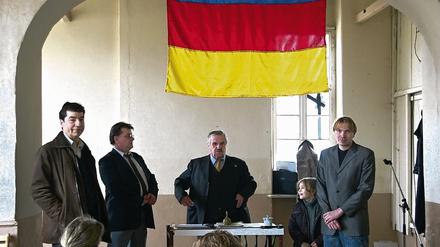 Ein buntes Völkchen? Im Schloss Krampfer in der Prignitz zeigen sich die Mitglieder vom Fürstentum Germania, Thomas Patzlaff, Michael Freiherr von Pallandt, Volker Köhne m und Jesse Marsson (v.l.n.r.).