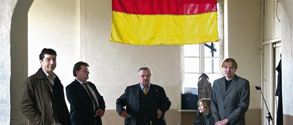 Ein buntes Völkchen? Im Schloss Krampfer in der Prignitz zeigen sich die Mitglieder vom Fürstentum Germania, Thomas Patzlaff, Michael Freiherr von Pallandt, Volker Köhne m und Jesse Marsson (v.l.n.r.).