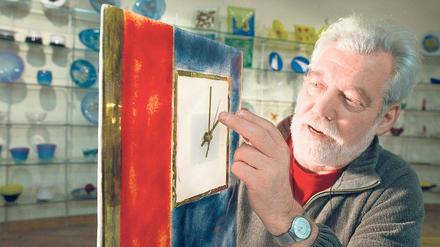 Zerbrechliche Kunst. Der Glasgestalter Werner Kothe aus dem nordbrandenburgischen Annenwalde in der Uckermark zeigt eines seiner Kunstwerke, eine Uhr in einer mehrfarbigen Glasplatte.