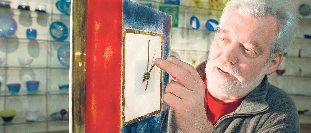 Zerbrechliche Kunst. Der Glasgestalter Werner Kothe aus dem nordbrandenburgischen Annenwalde in der Uckermark zeigt eines seiner Kunstwerke, eine Uhr in einer mehrfarbigen Glasplatte.