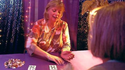 Aufgedeckt. Die Tarotkarten verraten derWahrsagerin die Zukunft.