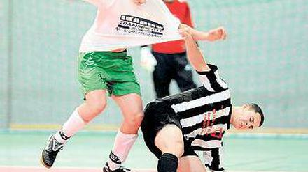 Im Duell. Glindows Nino Barth (links) gegen Chris Pötschke (Dallgow).