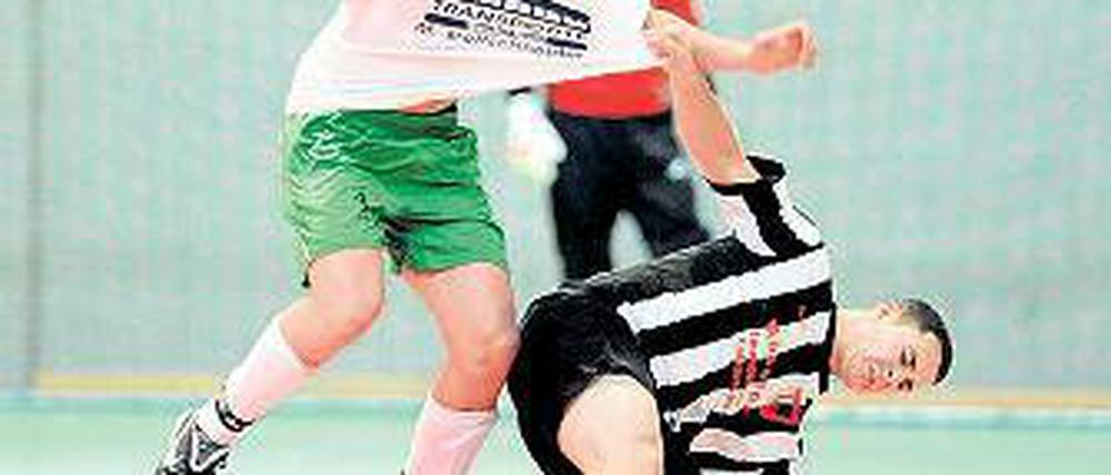 Im Duell. Glindows Nino Barth (links) gegen Chris Pötschke (Dallgow).