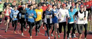 Gut besucht. 260 Läuferinnen und Läufer nahmen an der 15. Auflage des Silvesterlaufs teil. Am Ende hatten Suse Werner und Franz Löschke vom Triathlon Potsdam e.V. auf der 7,1-Kilometer-Strecke die Nase vorn.