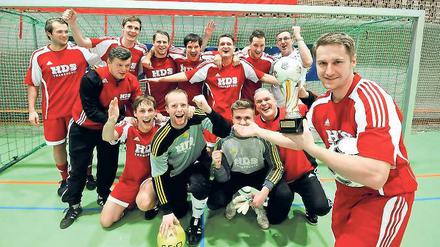 Erfolgreich. Dennis Kutrieb (r.) mit Turniersieger RSV Waltersdorf 09.