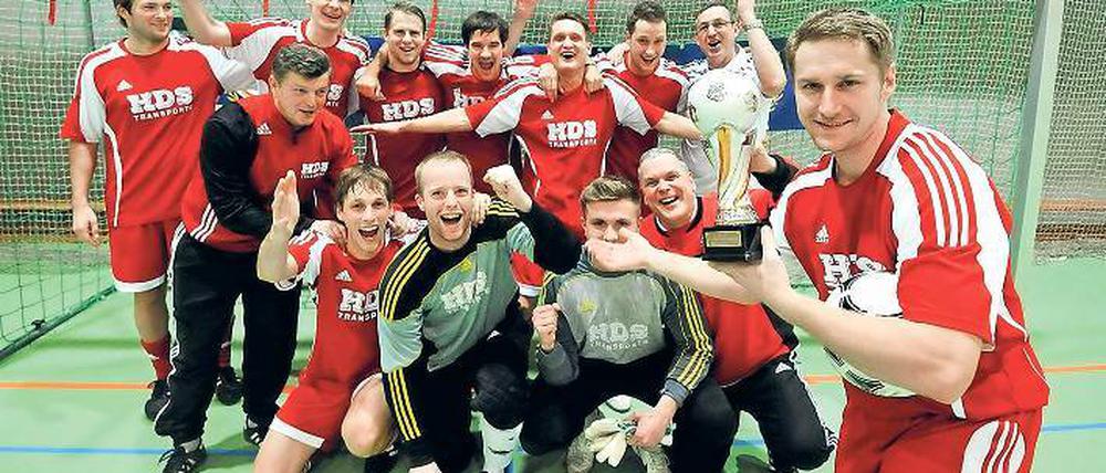 Erfolgreich. Dennis Kutrieb (r.) mit Turniersieger RSV Waltersdorf 09.