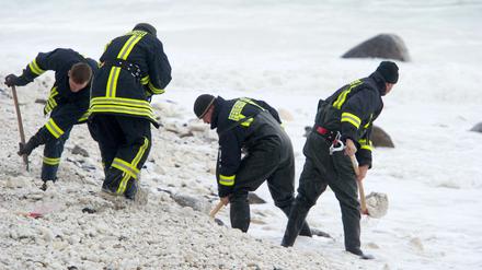 Einsatzkräfte der Feuerwehr suchen am Donnerstag (29.12.2011) nach dem vermissten zehnjährigen Mädchen an der Unglückstelle unter dem Steilufer von Kap Arkona in der Gemeinde Putgarten auf der Insel Rügen.