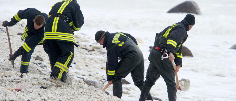 Einsatzkräfte der Feuerwehr suchen am Donnerstag (29.12.2011) nach dem vermissten zehnjährigen Mädchen an der Unglückstelle unter dem Steilufer von Kap Arkona in der Gemeinde Putgarten auf der Insel Rügen.